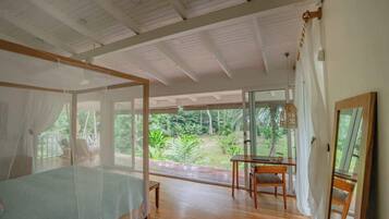 2 bedrooms, desk, travel cot, WiFi