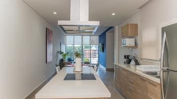 Een koelkast, een microgolfoven, een oven, een kookplaat