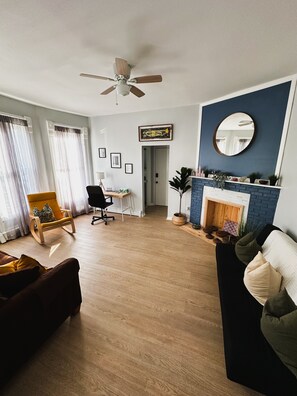 Smart TV, books, printers - Spacious Victorian Loft (New Haven)