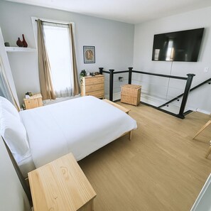 1 bedroom, desk, iron/ironing board, free WiFi - Spacious Victorian Loft (New Haven)