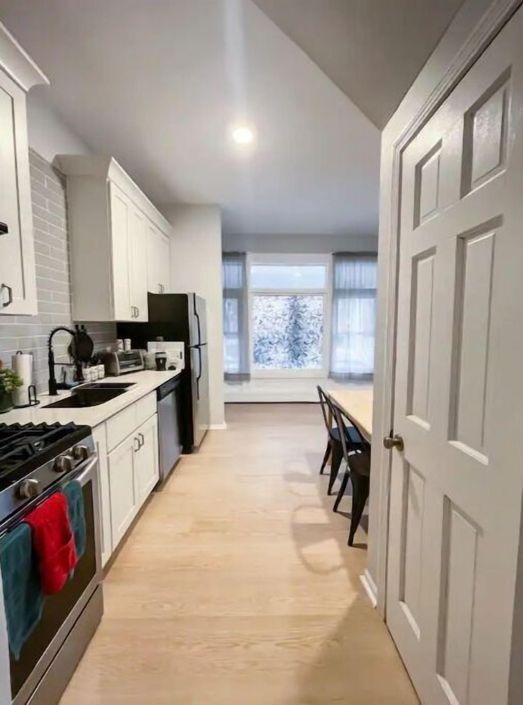 冷蔵庫、電子レンジ、オーブン、コンロ