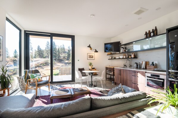 TV connectée, livres, chaîne hi-fi