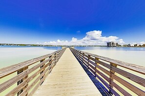 ビーチの近く、サンラウンジャー