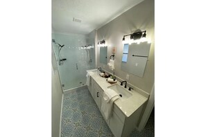 تجهيزات دش، مجففات شعر، مناشف، صابون