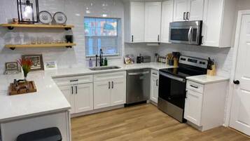 Coffee/tea maker, fridge, microwave, oven