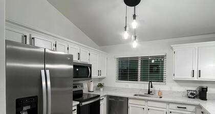 Modern Glendale Home, 5 minutes Away From State Farm Stadium