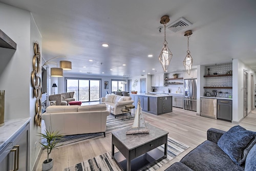 Balcony & Lake View: Modern Condo in Monkey Island