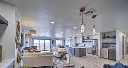 Balcony & Lake View: Modern Condo in Monkey Island