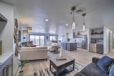 Balcony & Lake View: Modern Condo in Monkey Island