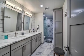 Free toiletries, hair dryer, towels - Balcony & Lake View: Modern Condo in Monkey Island (Monkey Island)