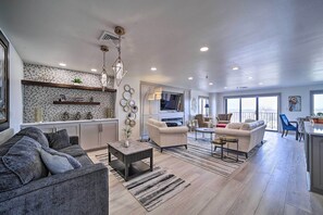 TV, fireplace, books - Balcony & Lake View: Modern Condo in Monkey Island (Monkey Island)