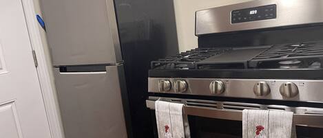 Kühlschrank, Mikrowelle, Herdplatte, Wasserkocher mit Kaffee-/Teezubehör