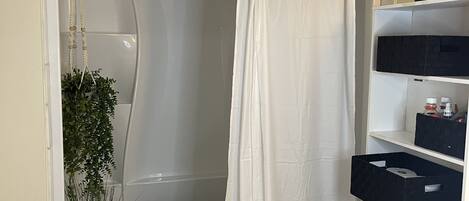 Toallas, shampoo, papel de baño