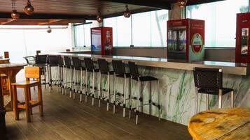 Quầy bar bên hồ bơi