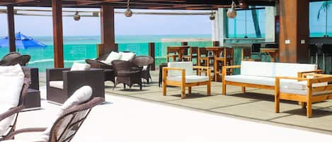 Bar en bord de piscine