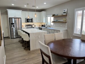 Private kitchen - Family Friendly, Private Gym/Pool, Near Baseball/Football Stadiums, Fast Wi-Fi (Goodyear)