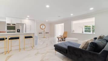 Smart TV, chimenea, oficina