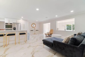 TV connectée, cheminée, espaces bureaux