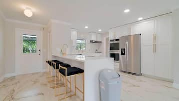 雪櫃、微波爐、焗爐、爐具