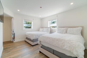 4 bedrooms, iron/ironing board, travel crib, WiFi - The Villa #1 (North Palm Beach)