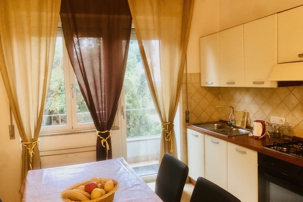 kitchen with wide table, tv, oven and hob, balconi, fully equipped