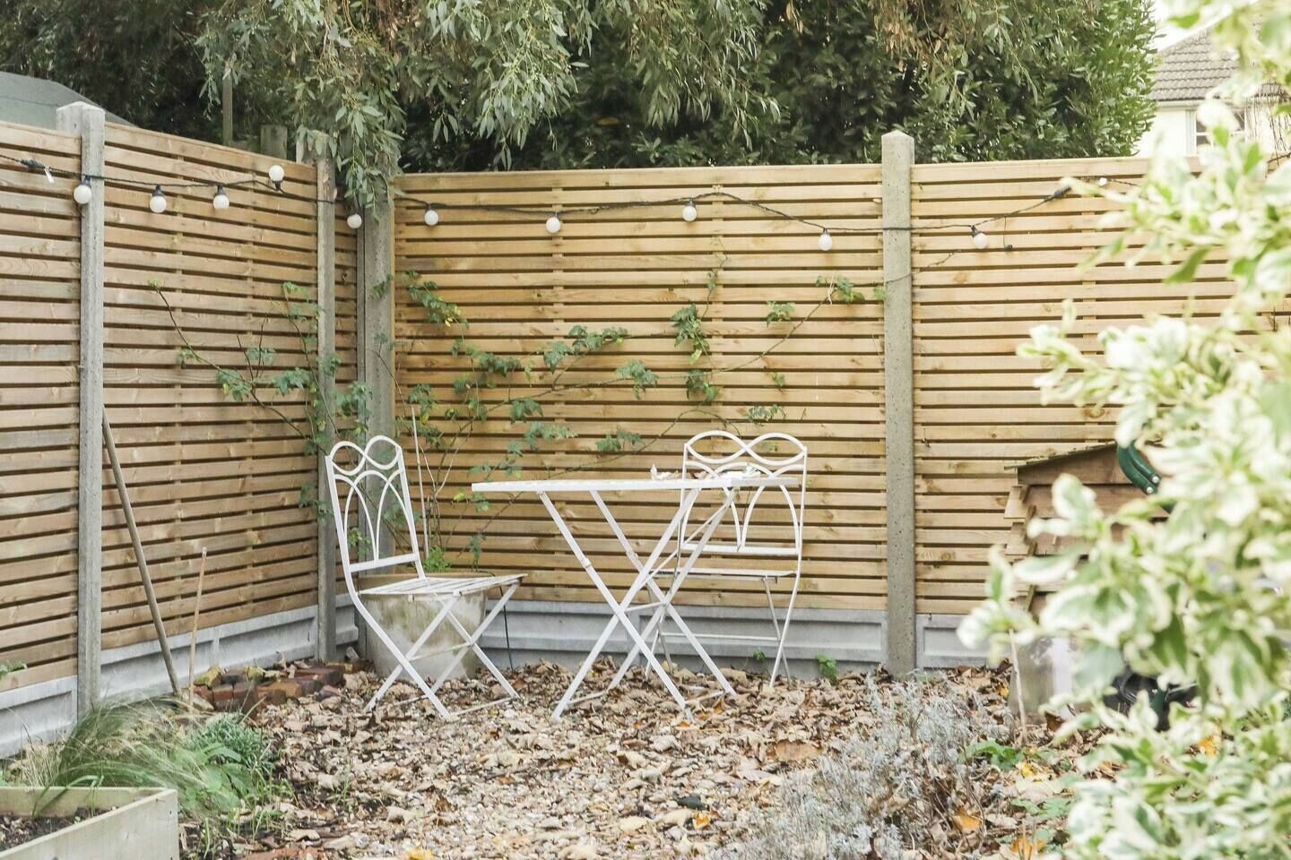 Wild garden with dining table, bistro table & sun beds