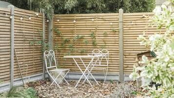 Wild garden with dining table, bistro table & sun beds