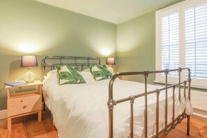 2 bedrooms, desk, iron/ironing board, travel cot