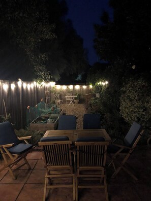 Outdoor dining - Juniper Cottage is a quaint, two-bedroom Grade II listed property featuring white wooden cladding. (Whitstable)