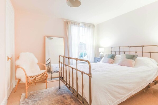 2 bedrooms, desk, iron/ironing board, travel cot