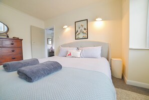 3 habitaciones, tabla de planchar con plancha y cuna de viaje