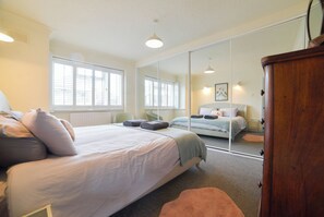 3 bedrooms, iron/ironing board, travel cot, free WiFi - Tideway is a spacious three-bedroom house boasting private parking and the beach on your doorstep. (Whitstable)