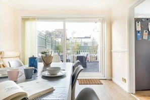 Dining - Tideway is a spacious three-bedroom house boasting private parking and the beach on your doorstep. (Whitstable)