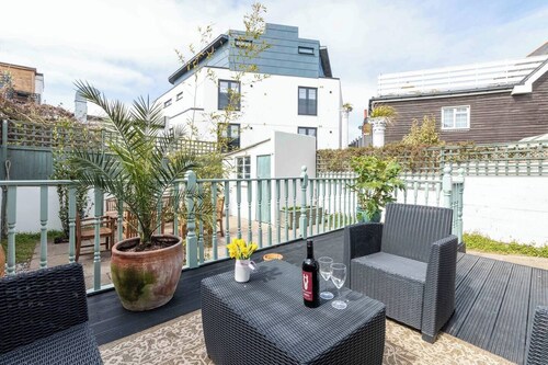 Tideway is a spacious three-bedroom house boasting private parking and the beach on your doorstep.