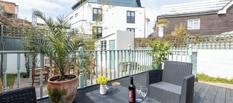 Tideway is a spacious three-bedroom house boasting private parking and the beach on your doorstep.