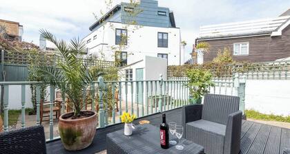 Tideway is a spacious three-bedroom house boasting private parking and the beach on your doorstep.