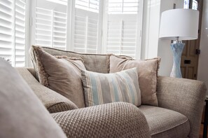 Älytelevisio, takka, työhuone