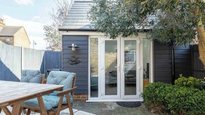 Outdoor dining - The Old Bakery is a charming two-bedroom cottage located in the heart of Whitstable. (Whitstable)