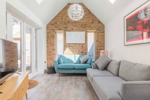 Smart-TV, DVD-spiller, bøker og kontorer