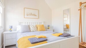 2 bedrooms, desk, iron/ironing board, free WiFi - The Old Bakery is a charming two-bedroom cottage located in the heart of Whitstable. (Whitstable)