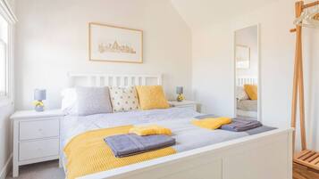 2 bedrooms, desk, iron/ironing board, free WiFi
