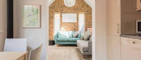 Smart TV, DVD player, books, offices