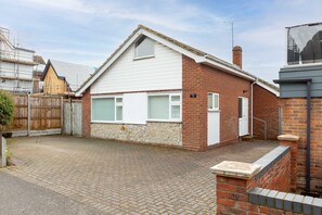 Exterior - Six by the Sea is a three-bedroom bungalow featuring a large driveway and a spacious garden. (Whitstable)