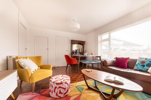 Smart TV, offices - Six by the Sea is a three-bedroom bungalow featuring a large driveway and a spacious garden. (Whitstable)