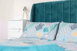 3 bedrooms, desk, iron/ironing board, free WiFi - Six by the Sea is a three-bedroom bungalow featuring a large driveway and a spacious garden. (Whitstable)