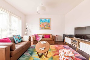 Smart TV, offices - Six by the Sea is a three-bedroom bungalow featuring a large driveway and a spacious garden. (Whitstable)