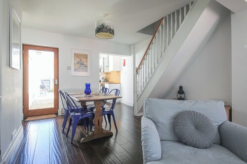 Shell Cottage is a two-bedroom house featuring a delightful beach-themed garden, close to the town.