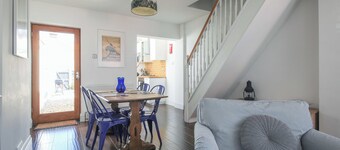 Shell Cottage is a two-bedroom house featuring a delightful beach-themed garden, close to the town.