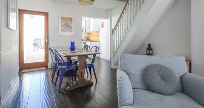 Shell Cottage is a two-bedroom house featuring a delightful beach-themed garden, close to the town.