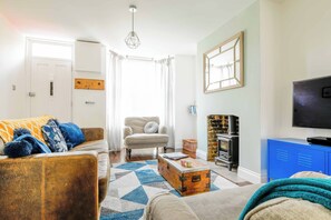 Smart-TV, peis, DVD-spiller og kontorer